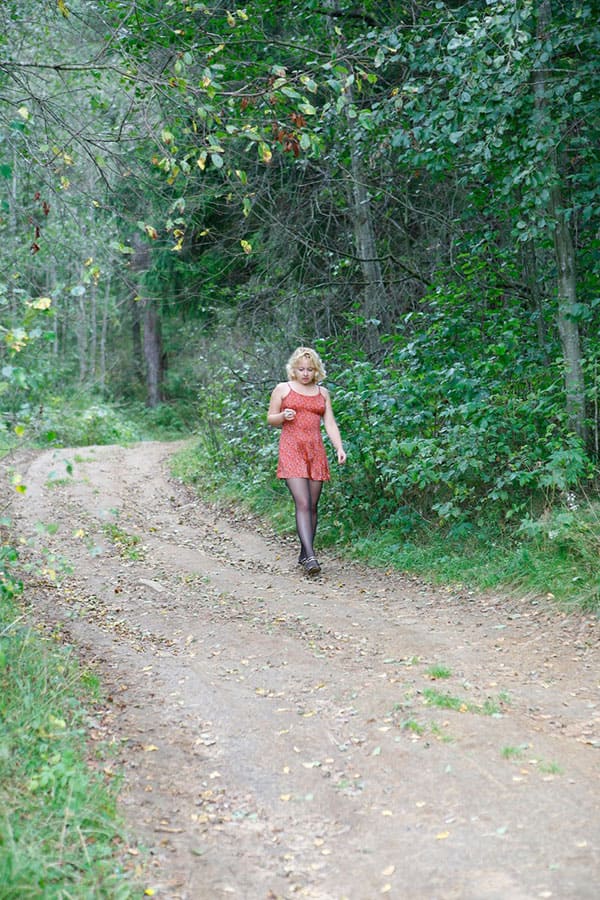 Дама с сигаретой писает в лесу 6 из 46 фото