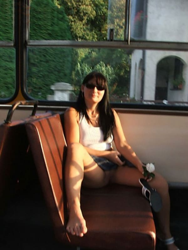 Девушка едет в автобусе без трусов 28 из 31 фото