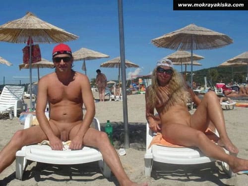 Нудисты отдыхают на пляже голышом 15 из 33 фото