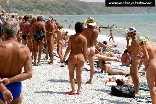 Нудисты отдыхают на пляже голышом 30 из 33 фото