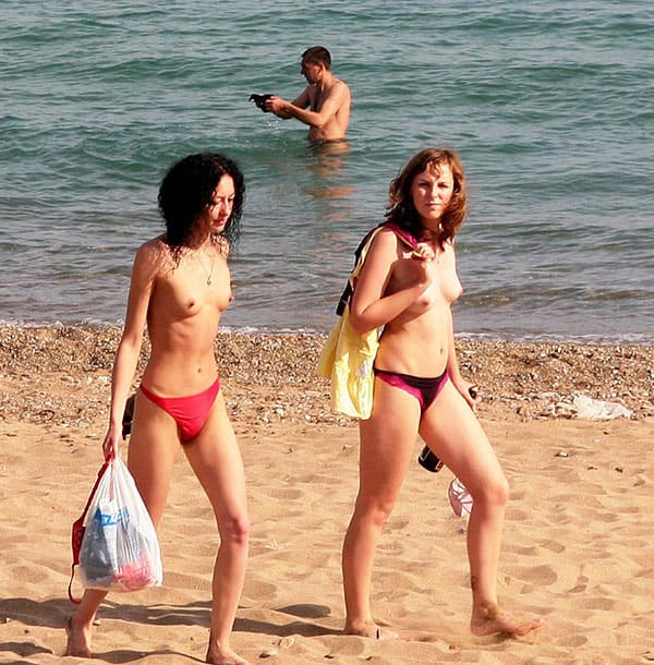 Пьяные нудистки с волосатыми письками на пляже Коктебеля 79 фото