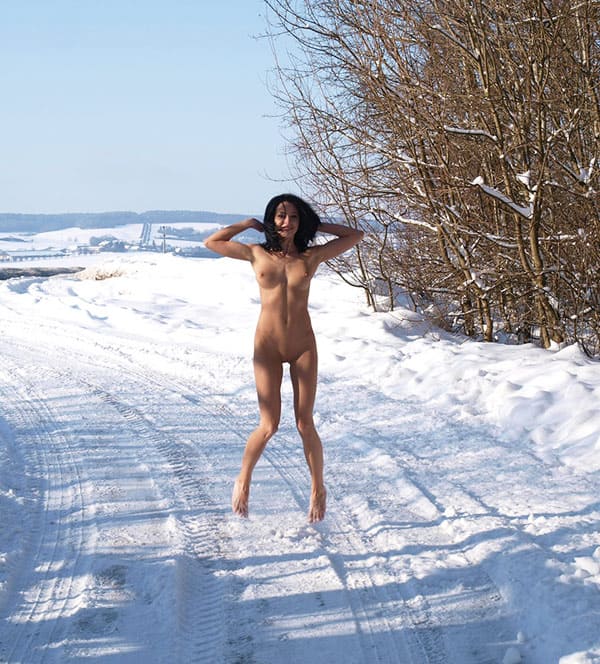Голая девушка гуляет на морозе 21 фото