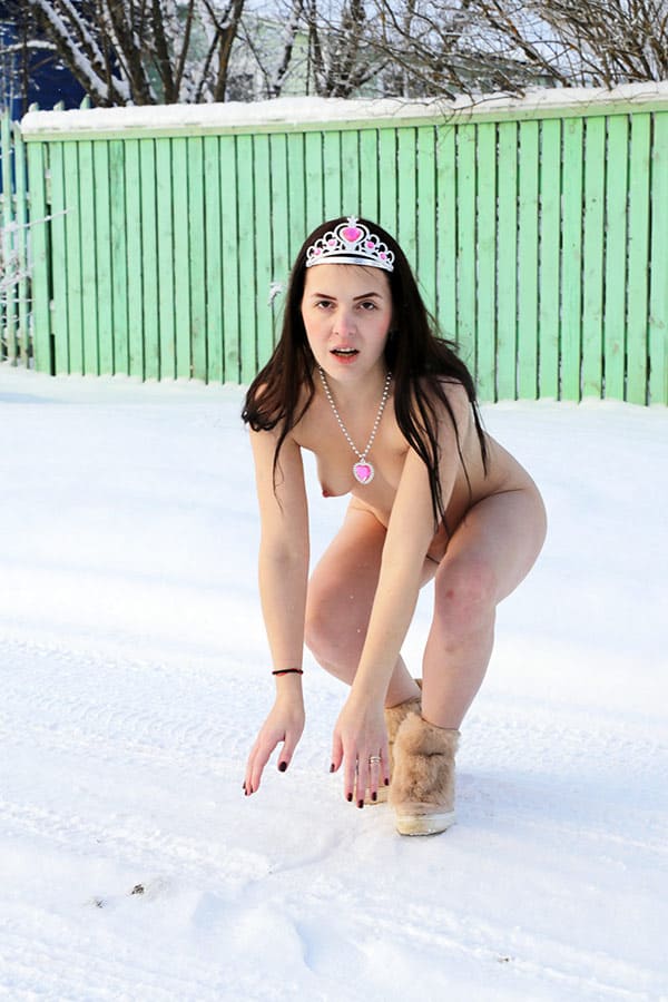 Голая принцесса гуляет по зимнему селу 37 фото