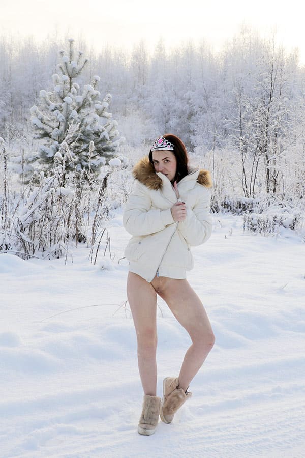 Голая принцесса гуляет по зимнему селу 9 фото