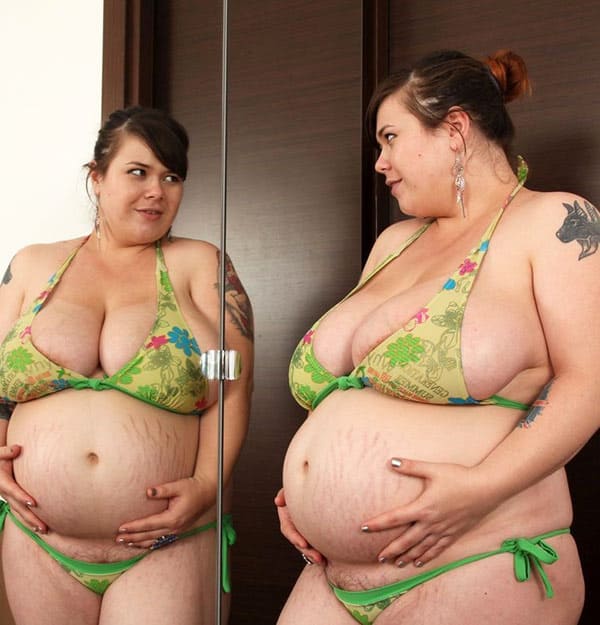 Толстая беременная девушка сняла купальник 1 фото