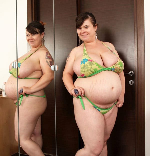 Толстая беременная девушка сняла купальник 5 фото