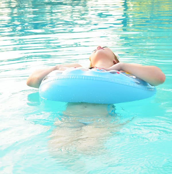Голая девушка плавает в бассейне на надувном круге 89 фото