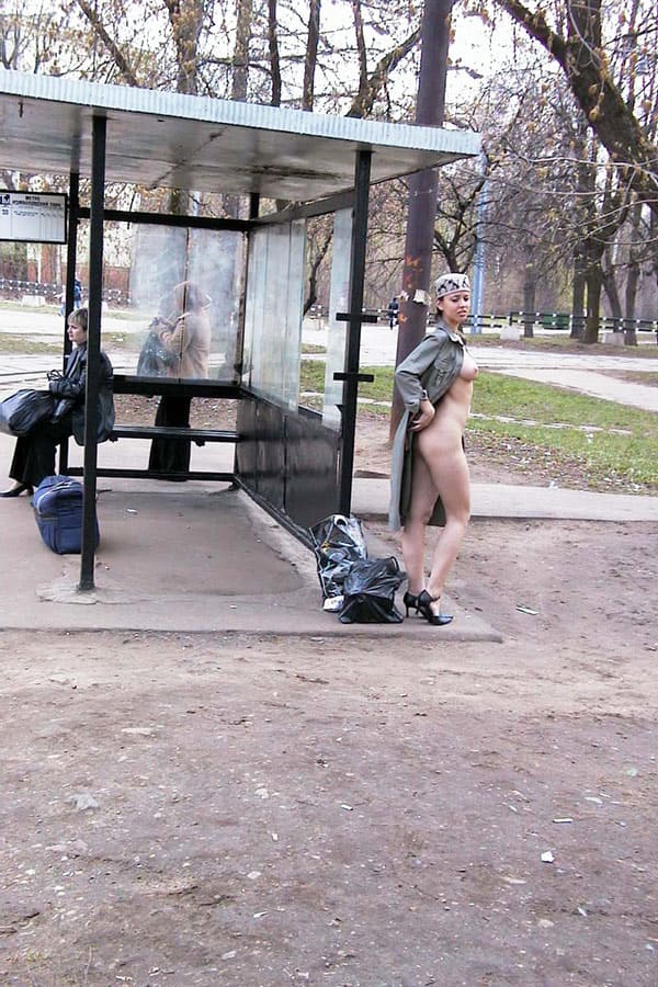Голая девушка едет в трамвае с пассажирами 13 фото