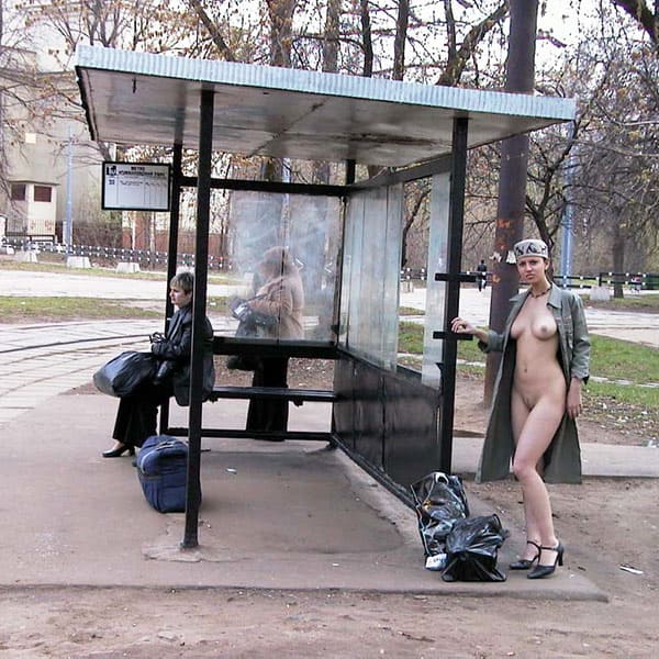 Голая девушка едет в трамвае с пассажирами 14 фото