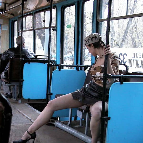 Голая девушка едет в трамвае с пассажирами 26 фото