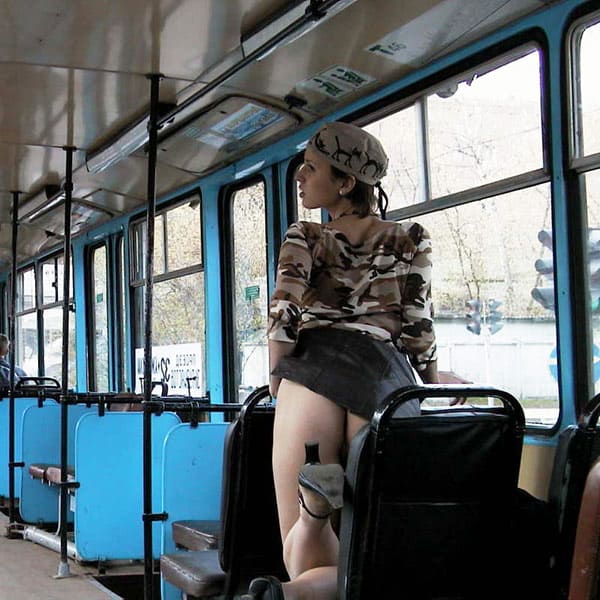 Голая девушка едет в трамвае с пассажирами 29 фото