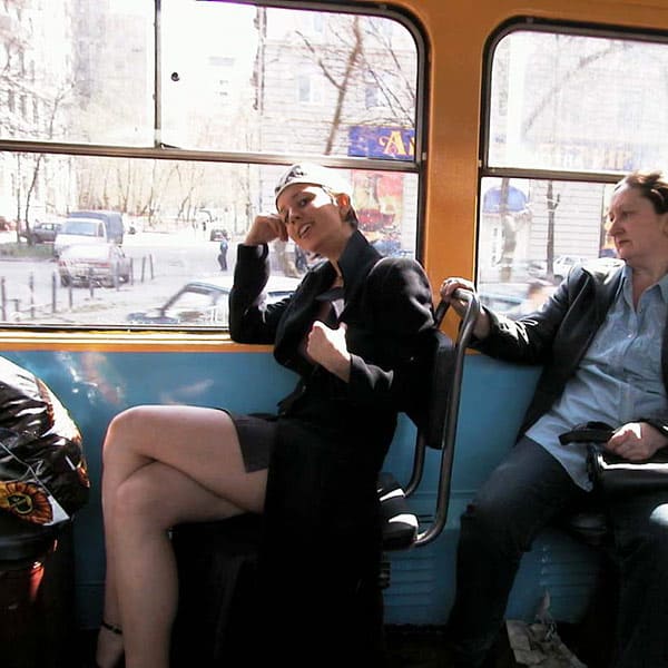 Голая девушка едет в трамвае с пассажирами 44 фото
