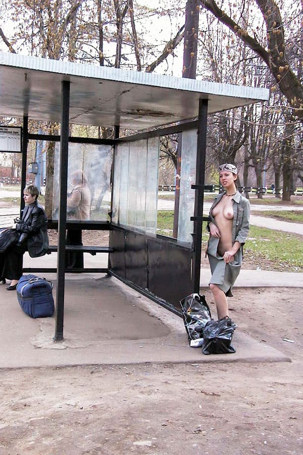 Голая девушка едет в трамвае с пассажирами 6 фото