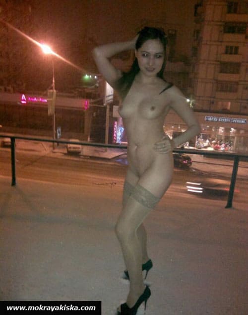 Красивые голые девушки на улице 21 из 33 фото
