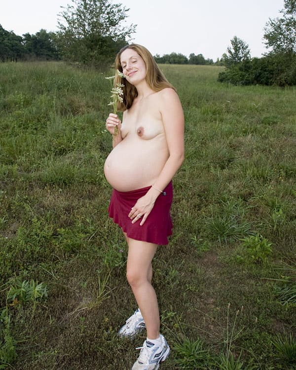 Голые беременные девушки на природе 16 фото