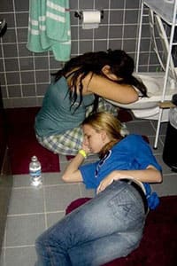 Пьяных девок ебут фото