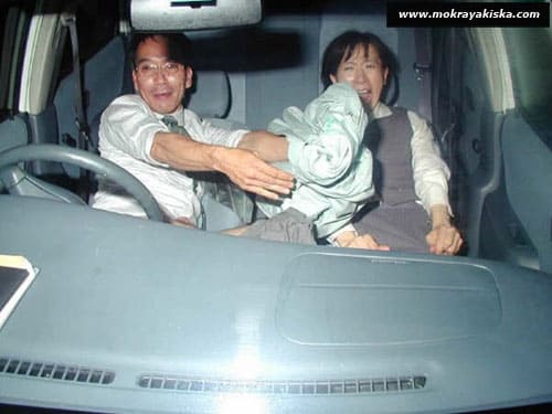 Подловили японцев трахающихся в авто 13 из 15 фото