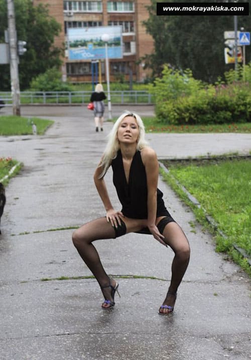 Веселая блондинка на улице показывает пизду и сиськи фото