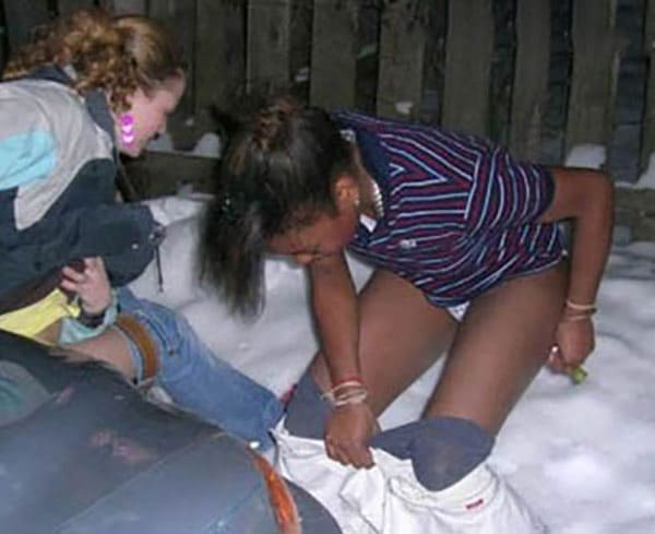 Зимой девчонки писают на снег 15 из 32 фото