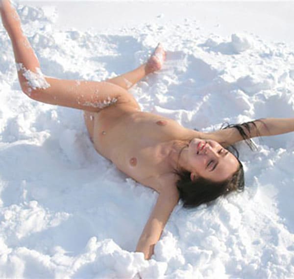 Ню фото голых девушек на снегу 15 из 32 фото