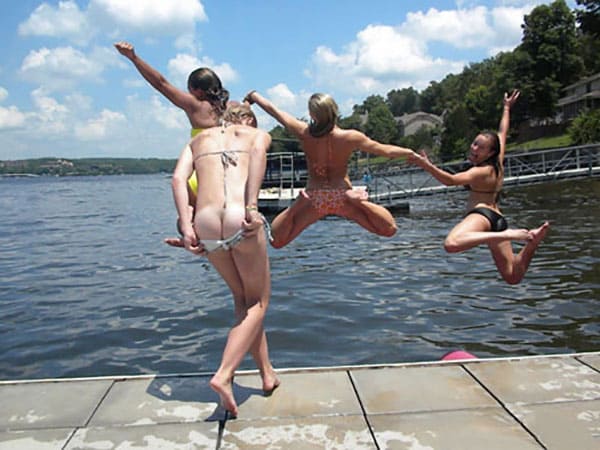 Девки прикалываются прыгая с пирса в воду с голыми попками 1 из 7 фото