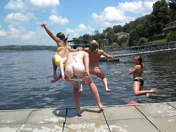 Девки прикалываются прыгая с пирса в воду с голыми попками 2 из 7 фото