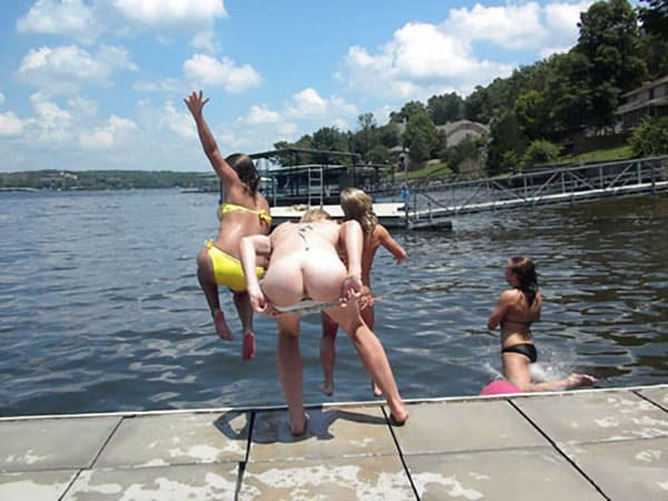 Девки прикалываются прыгая с пирса в воду с голыми попками 3 из 7 фото