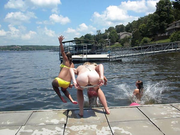 Девки прикалываются прыгая с пирса в воду с голыми попками 4 из 7 фото