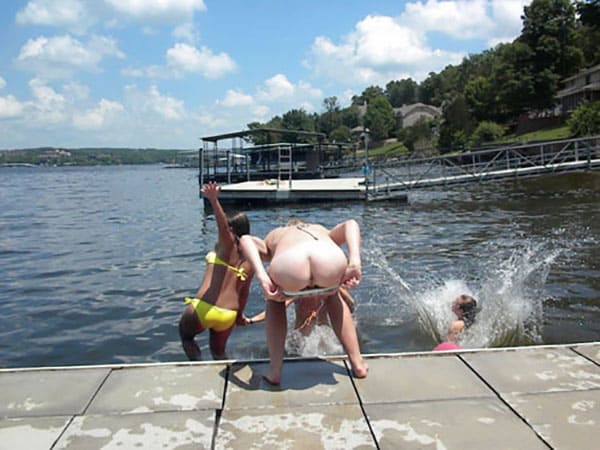 Девки прикалываются прыгая с пирса в воду с голыми попками 5 из 7 фото