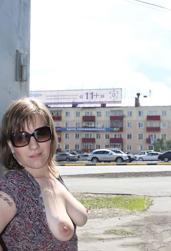 Жена с большой жопой позирует на улице голая 23 из 44 фото