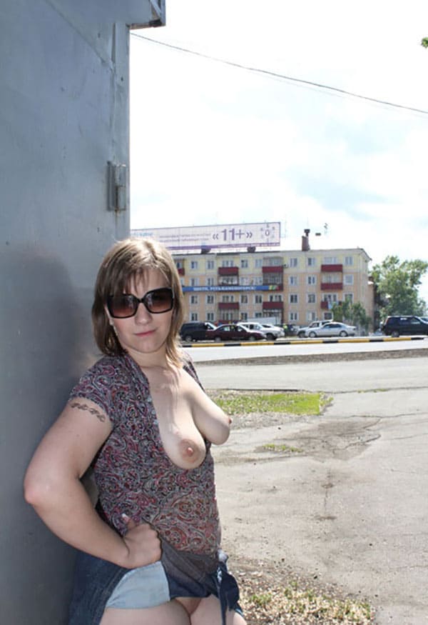 Жена с большой жопой позирует на улице голая 24 из 44 фото