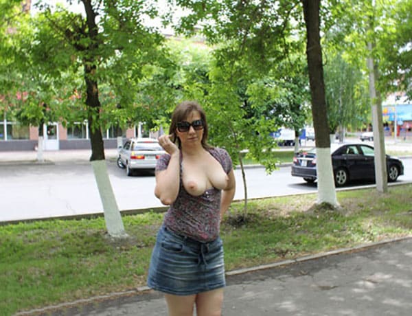Жена с большой жопой позирует на улице голая 7 из 44 фото