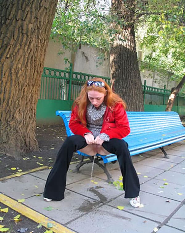 Рыжая девушка не стесняется писать на улице 1 из 9 фото