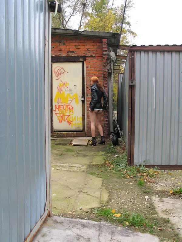 Писающая за гаражами девушка попалась на скрытую камеру 4 из 15 фото
