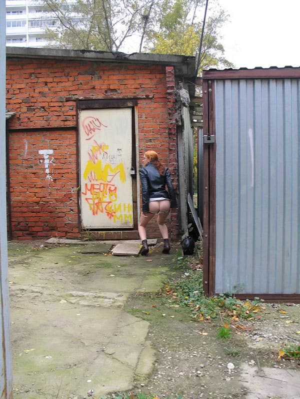 Писающая за гаражами девушка попалась на скрытую камеру 5 из 15 фото