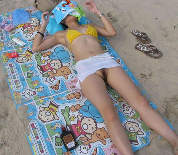 Свежая подборка голых девушек на пляже 13 из 32 фото