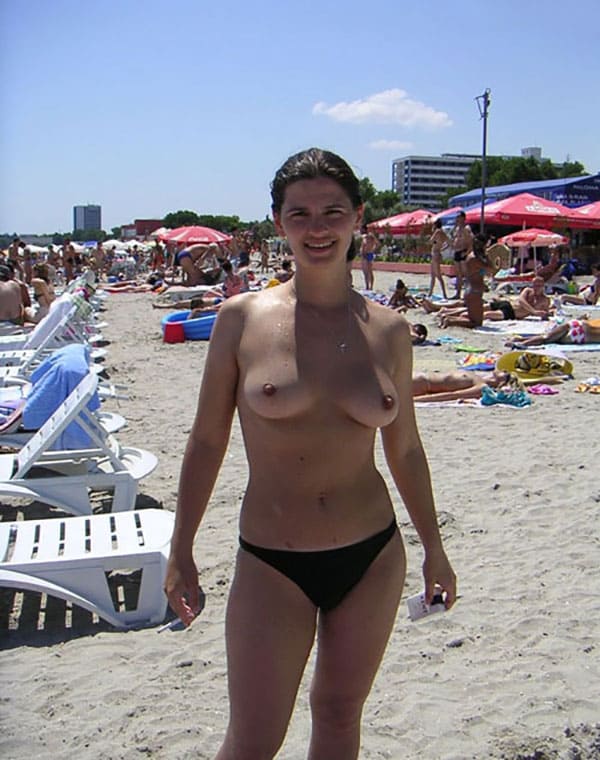 Свежая подборка голых девушек на пляже 21 из 32 фото