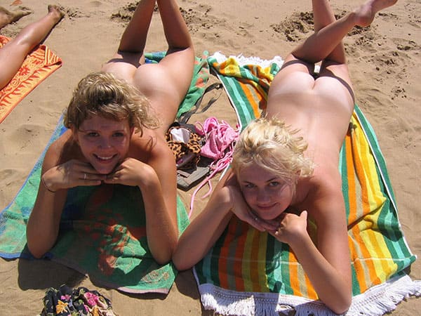Свежая подборка голых девушек на пляже 22 из 32 фото