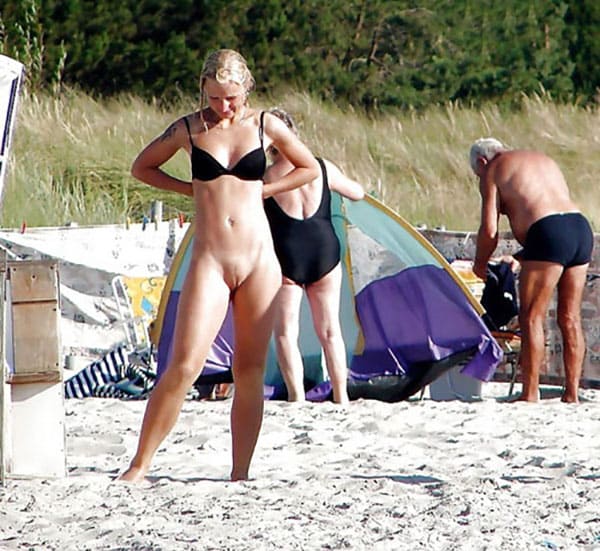 Свежая подборка голых девушек на пляже 25 из 32 фото