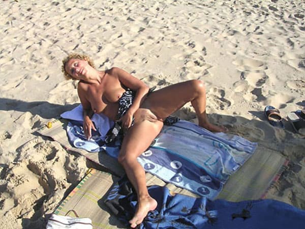 Свежая подборка голых девушек на пляже 27 из 32 фото