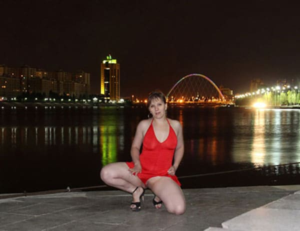 Пышка в красном платье сняла на улице трусики 8 из 13 фото