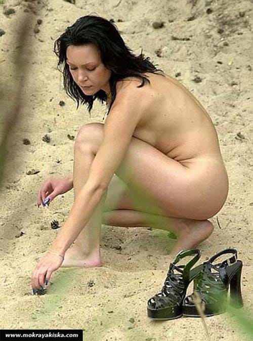 Русское подсмотренное фото за девушкой на нудистком пляже фото