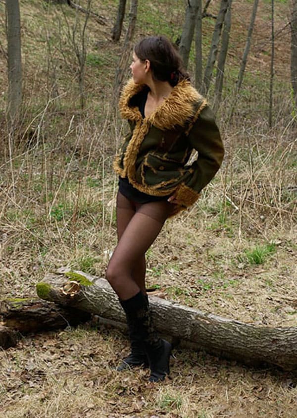 Девушка сняла красные стринги и присела пописать в лесу оглядываясь по сторонам 2 из 12 фото