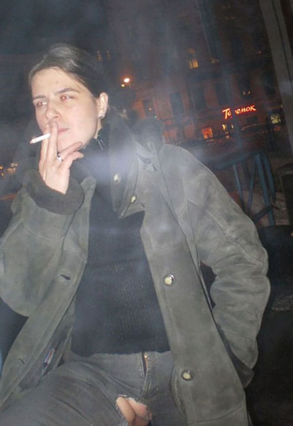 Девушка в джинсах с вырезом на пизде морозит зимой писю на улице 15 из 24 фото