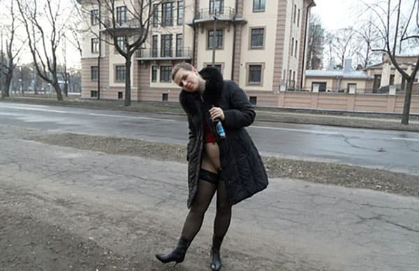 Девушка в джинсах с вырезом на пизде морозит зимой писю на улице 20 из 24 фото