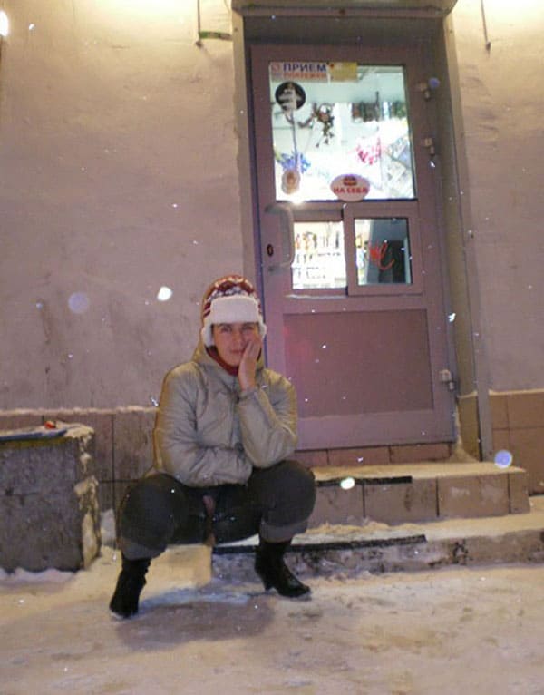 Девушка в джинсах с вырезом на пизде морозит зимой писю на улице 7 из 24 фото