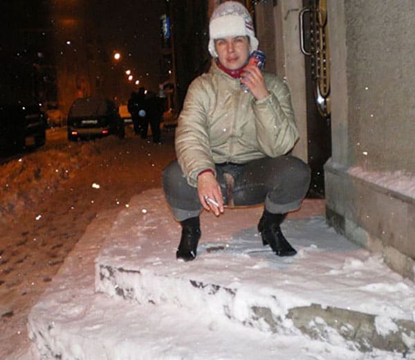 Девушка в джинсах с вырезом на пизде морозит зимой писю на улице 9 из 24 фото
