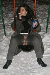 Девушка в джинсах с вырезом на пизде морозит зимой писю на улице
