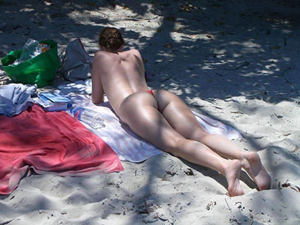 Голые девушки брюнетки на пляже фото 13 из 33 фото