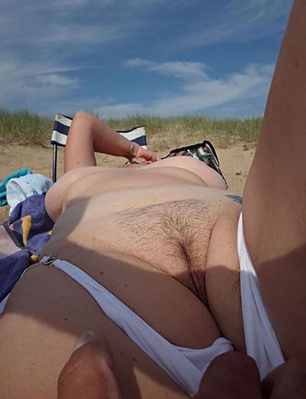 Голые девушки брюнетки на пляже фото 8 из 33 фото